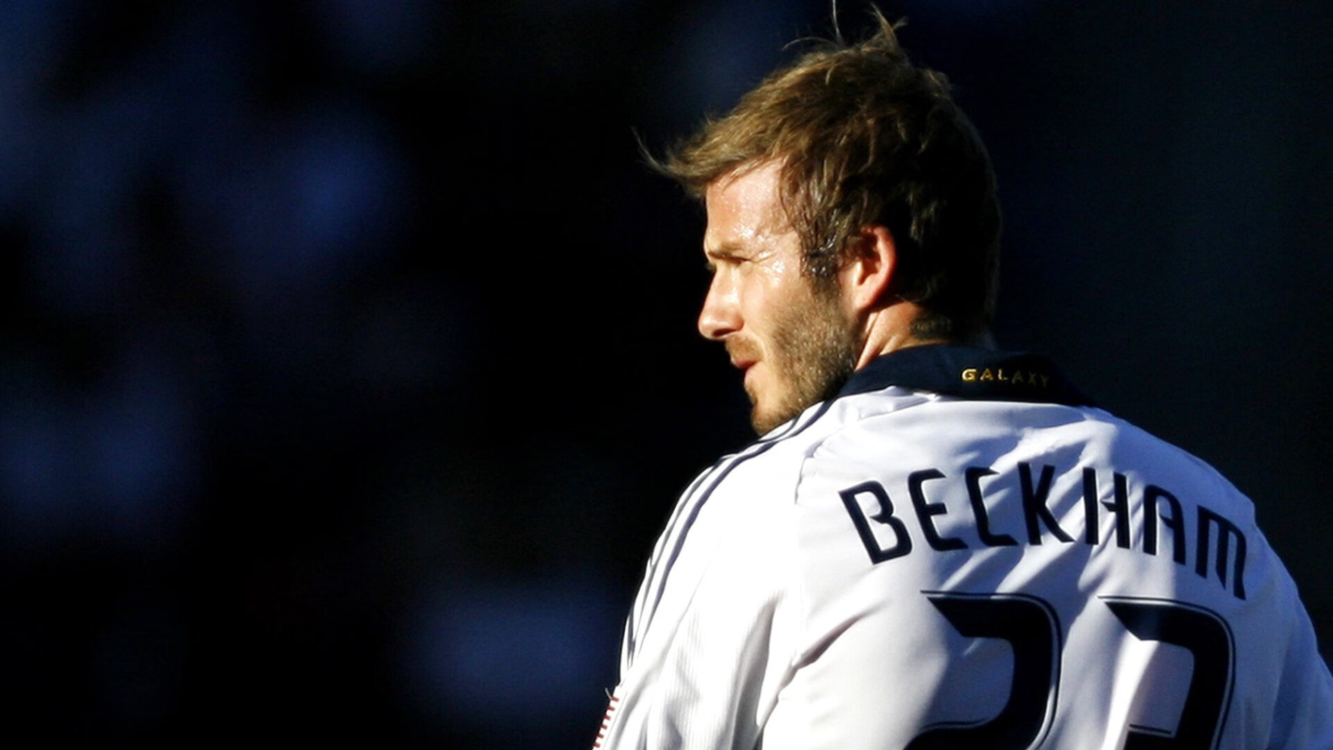 高位逼抢打乱对手中后场组织，高位战术